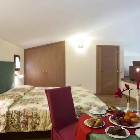 Cà Del Moro Hotel